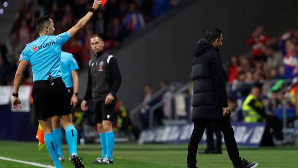 فيديو متداول يكشف كواليس طرد تشافي خلال مباراة برشلونة وأتلتيكو مدريد