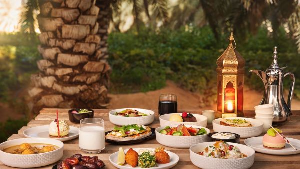 سيحظى الضيوف بأطايب متنوعة مثل شوربة العدس مع جبن الجامي المقلي، وطبق الاتحاد للطيران تشارك ضيوفها أجواء شهر رمضان المبارك بخدمات خاصة