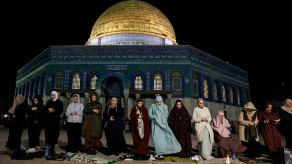 مسلمات يؤدين صلاة التراويح في ساحة المسجد الأقصى 