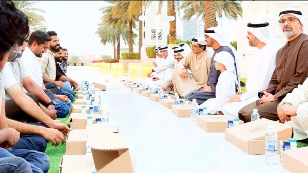 محمد بن زايد يتناول الإفطار في باحات مسجد الشيخ زايد