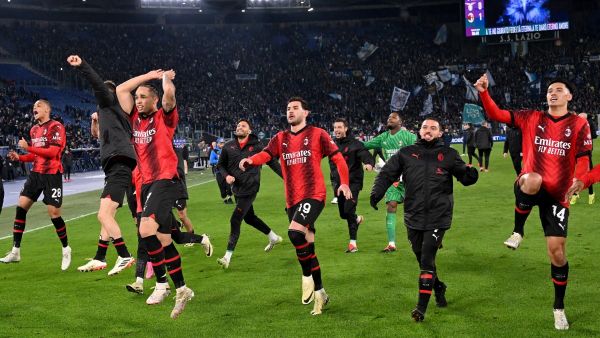 Milan's players celebrate after winning the Italian Serie A football match between Lazio and AC Milan on March 01, 2024 at the Olympic stadium in Rome. (Photo by Alberto PIZZOLI / AFP)