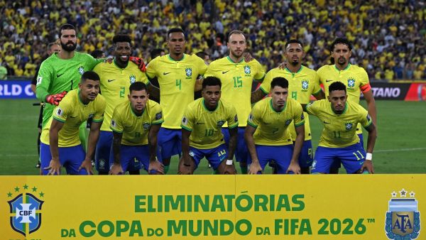 Players of Brazil pose for pictures before the start of the 2026 FIFA World Cup South American qualification football match between Brazil and Argentina at Maracana Stadium in Rio de Janeiro, Brazil, on November 21, 2023. (Photo by CARL DE SOUZA / AFP)