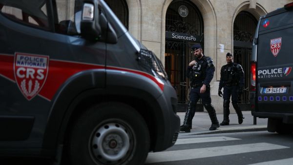 يعود سبب المواجهة إلى حادثة وفاة الشاب الذي كان يقود دراجة نارية واصطدمت به سيارة شرطة خلال المطاردة