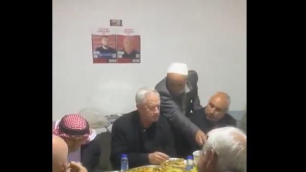 علي الزيادنة يقدم الحساء لغانتس وشوستر علي الزيادنة يقدم الحساء لغانتس وشوستر