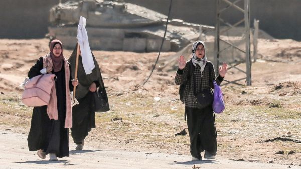 نساء يرفعن الراية البيضاء، وخلفهن دبابة للجيش الإسرائيلي في قطاع غزة نساء يرفعن الراية البيضاء، وخلفهن دبابة للجيش الإسرائيلي في قطاع غزة