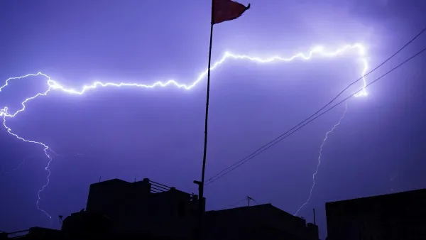 تشهد غالبية المناطق في المملكة هذه الأيام تقلبات جوية مصحوبة بأمطار غزيرة، مع تزايد حالات الرعد والبرق