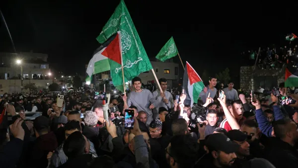 متظاهرون يرفعون أعلاما فلسطينية