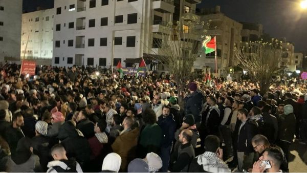 مظاهرة داعمة لقطاع غزة قرب السفارة الاسرائيلية في عمان