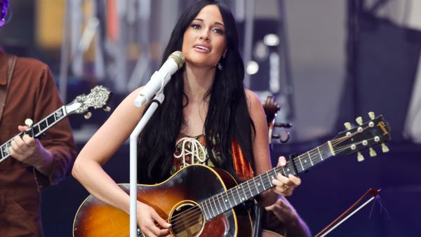 Kacey Musgraves calls out her 'SNL' wardrobe blunder: 'I forget to remove the clip'. (Shutterstock)