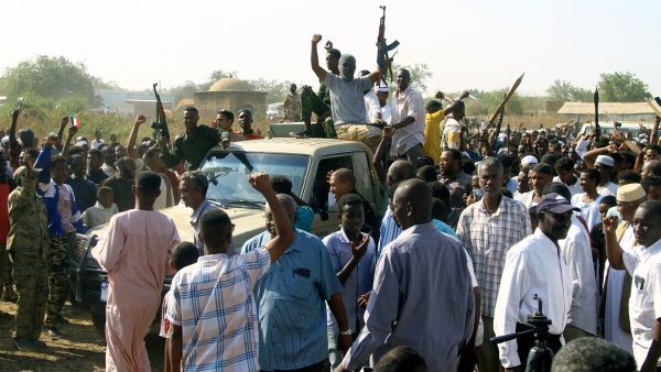 أنصار وأعضاء من المقاومة الشعبية السودانية المسلحة، التي تدعم الجيش