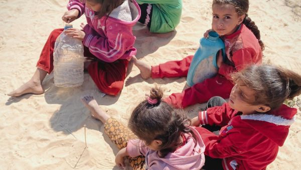 أطفال غزة يعانون من أجل توفير مياه الشرب