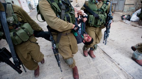 فلسطيني يتعرض للتعذيب على يد جنود الاحتلال