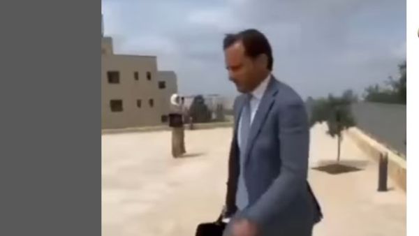 السفير الالماني مهرولا الى بوابةالجامعة