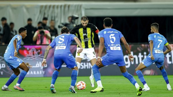 من مواجهة سابقة بين الهلال والاتحاد (Photo by AFP)