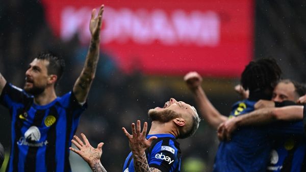 إنتر ميلان يقتنص لقب الدوري الإيطالي (Photo by GABRIEL BOUYS / AFP)