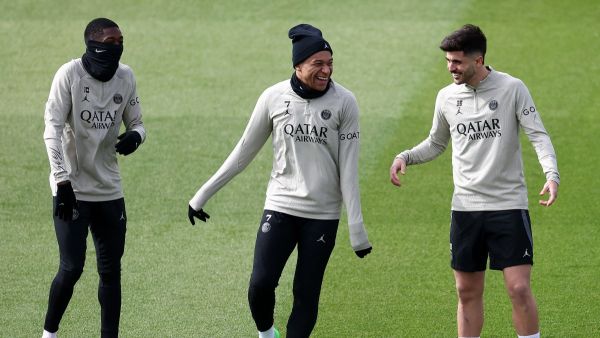 مبابي (وسط) يقود باريس سان جيرمان أمام برشلونة اليوم (Photo by FRANCK FIFE / AFP)