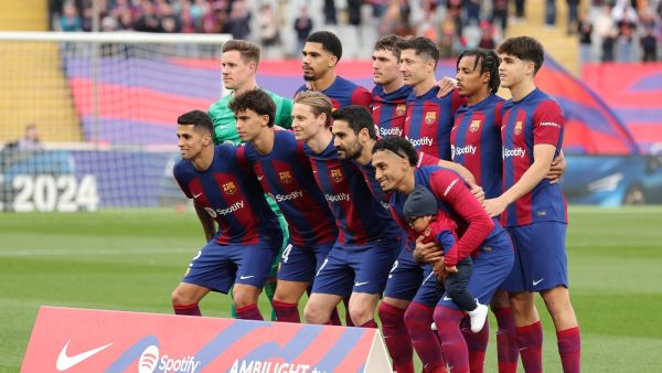 فريق برشلونة (Photo by LLUIS GENE / AFP)