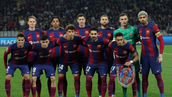 فريق برشلونة (Photo by LLUIS GENE / AFP)