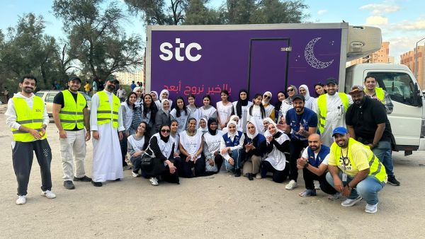صورة جماعية لفرق عمل زاجل التطوعي و العلاقات العامة في stc و سفراء stc stc تواصل حملة "افطار الصائم" في مختلف مناطق الكويت