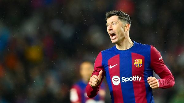 ليفاندوفسكي يقود البارسا للفوز (Photo by PAU BARRENA / AFP)