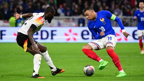 مبابي وروديغر خلال مباراة فرنسا وألمانيا الودية الشهر المنصرم (Photo by Olivier CHASSIGNOLE / AFP)