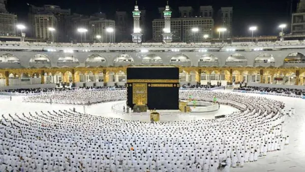 معتمر يلقي نفسه من المسجد الحرام .. فيديو صادم