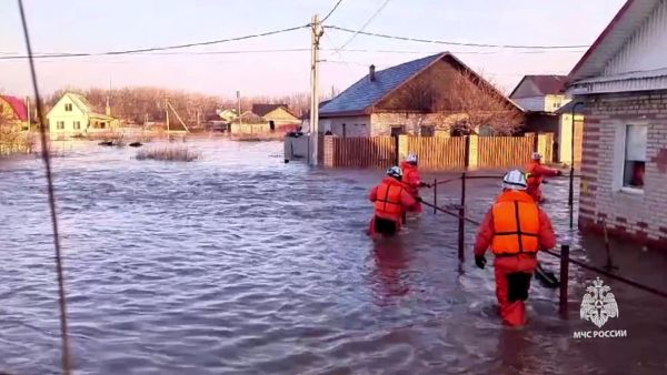 Dam collapse submerges neighborhoods in Russia