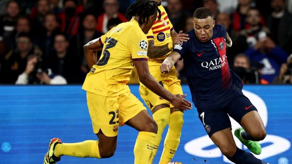 من هو معلق مباراة برشلونة وباريس سان جيرمان اليوم في دوري أبطال أوروبا 2023-24؟