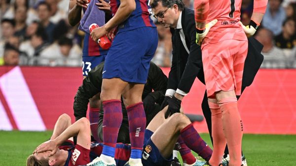 لحظة إصابة دي يونغ في كلاسيكو برشلونة وريال مدريد