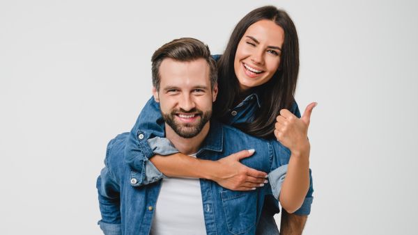 كيف يؤثر الطول على حياتنا الرومانسية والمهنية؟
