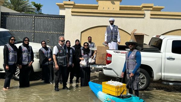 Dubai Customs and "Dubai Charity" Distribute Meals and Food Supplies to Victims of the Rain Event Dubai Customs and "Dubai Charity" Distribute Meals and Food Supplies to Victims of the Rain Event