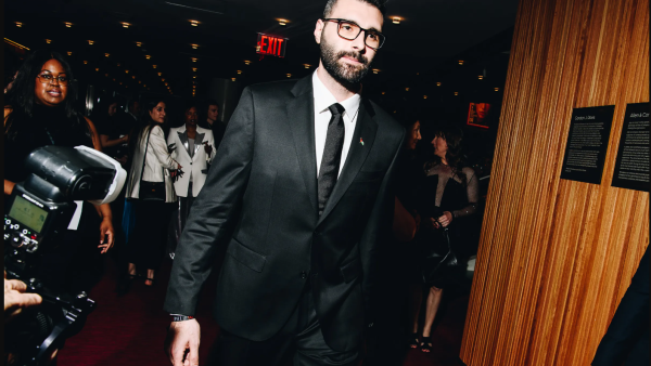 معتز عزايزة على السجادة الحمراء في حفل TIME100 في مدينة نيويورك