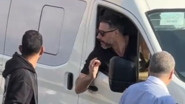 الفنان أحمد السعدني يستقل السيارة التي تحمل جثمان والده 