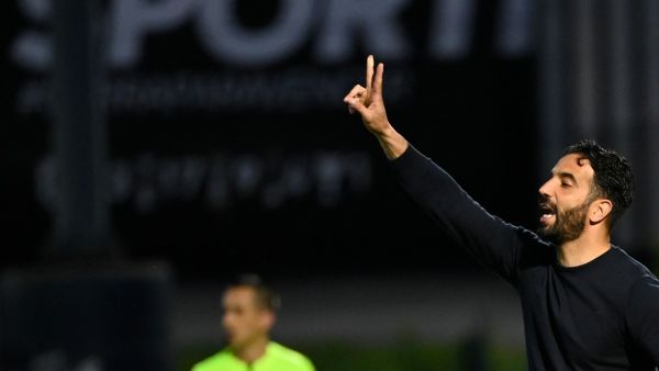 Sporting Lisbon's Portuguese coach Ruben Amorim gives instructions to his players during the Portuguese League football match between FC Famalicao and Sporting CP at the Estadio Municipal 22 de Junho in Vila Nova de Famalicao on April 16, 2024. (Photo by MIGUEL RIOPA / AFP)