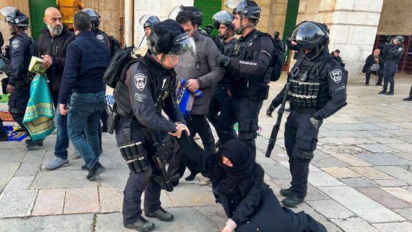 اعتداء على المرابطين والمصلين في ساحات المسجد الأقصى