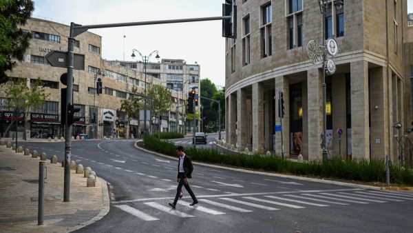 رجل يهودي يعبر شارعا خاليا من المارة في القدس بعد الهجوم الإيراني رجل يهودي يعبر شارعا خاليا من المارة في القدس بعد الهجوم الإيراني