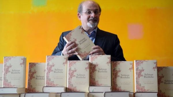سلمان رشدي يطرح كتابه الجديد الذي يحمل عنوان "Knife" 