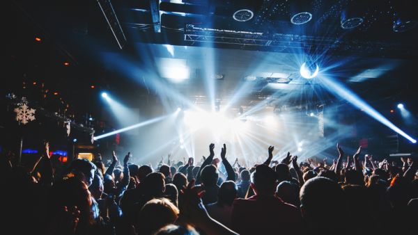 Lebanese concert audience mistake missiles for fireworks, continue dancing