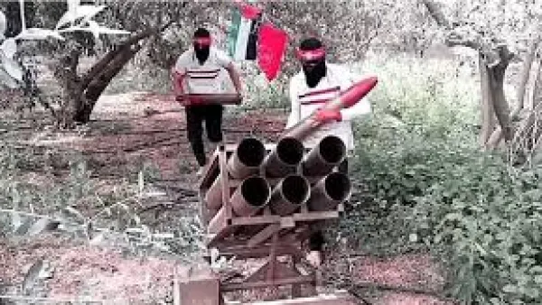 مقاومون فلسطينيون يرتدون قمصان نادي الزمالك 