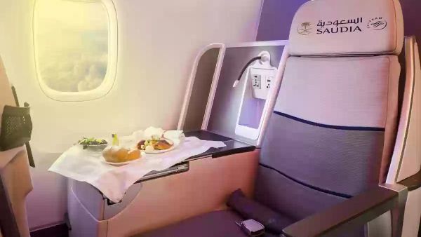 التذكرة الأولى في الخطوط السعودية كم ثمنها؟! إليك التفاصيل وطريقة الحجز