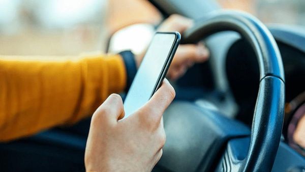  المرور المصري يوضح عقوبة استخدام الهاتف أثناء القيادة