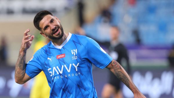 ميتروفيتش يقود الهلال لاقتناص اللقب (Photo by Fayez NURELDINE / AFP)