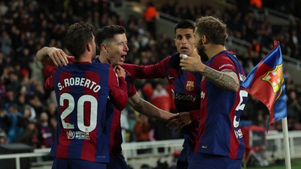 برشلونة مطالب بتحقيق نتيجة إيجابية أمام جيرونا (Photo by LLUIS GENE / AFP)