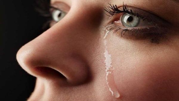 تفسير حلم البكاء للعزباء وللمتزوجة وللرجل بجميع تفاصيله