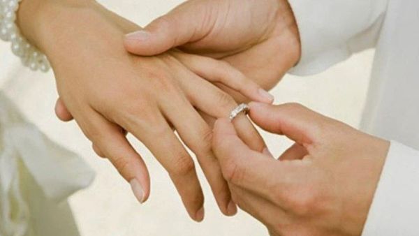 تفسير حلم الخطوبة من رجل متزوج للعزباء