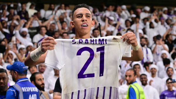 سفيان رحيمي يقود العين للقب (Photo by Giuseppe CACACE / AFP)