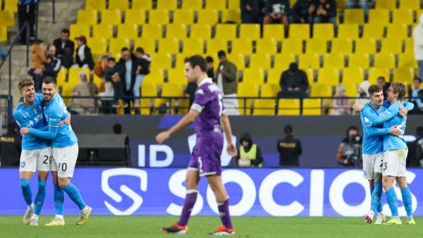 نابولي يتحدى فيورنتينا (Photo by AFP)