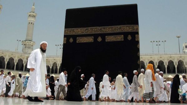 ما تفسير البكاء عند الكعبة في المنام للعزباء وللمتزوجة وللمطلقة