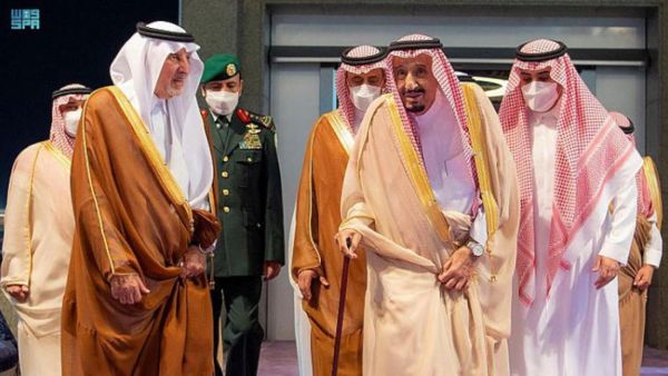 نقل خادم الحرمين الشريفين إلى مستشفى في جدة
