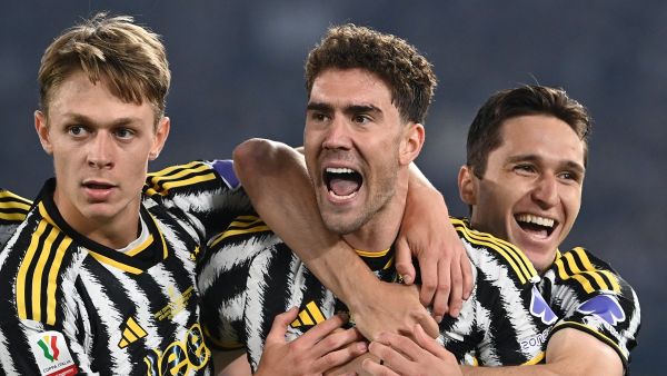 فلاهوفيتش (وسط) يقود يوفنتوس للظفر بكأس إيطاليا (Photo by Isabella BONOTTO / AFP)